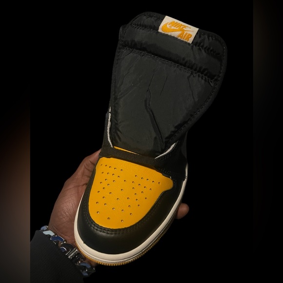 Men’s Jordan 1’s Retro High  Taxi - Picture 2 of 3